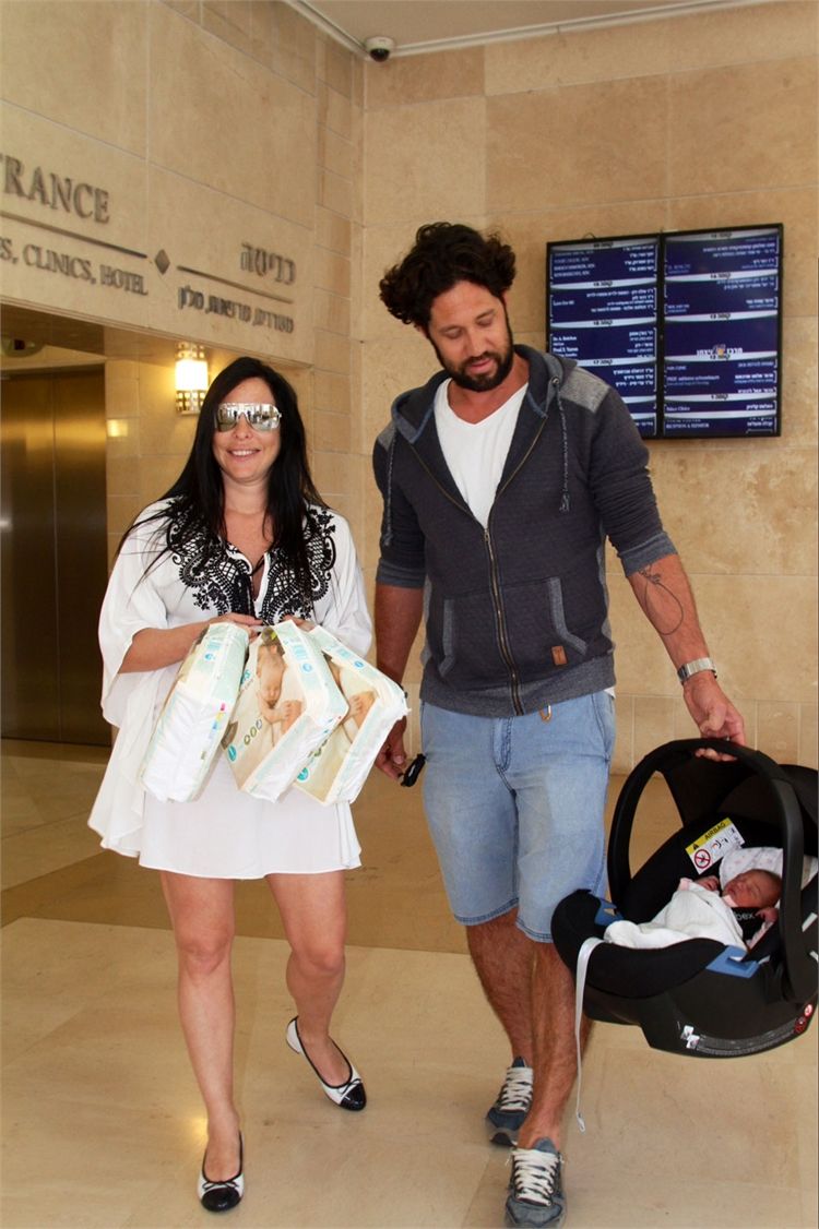 קולולו: מיכל אמדורסקי ילדה בת שלישית 1